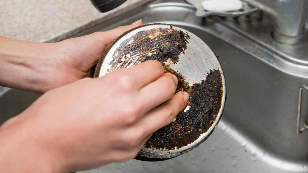 como limpar panela muito queimada por dentro