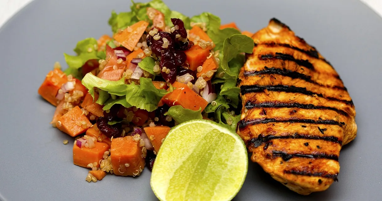 Fome depois da bariátrica: prato pequeno com frango grelhado, salada de quinoa e limão