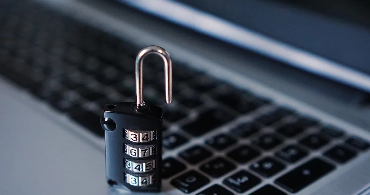 Cadeado com senha sobre o teclado de um notebook