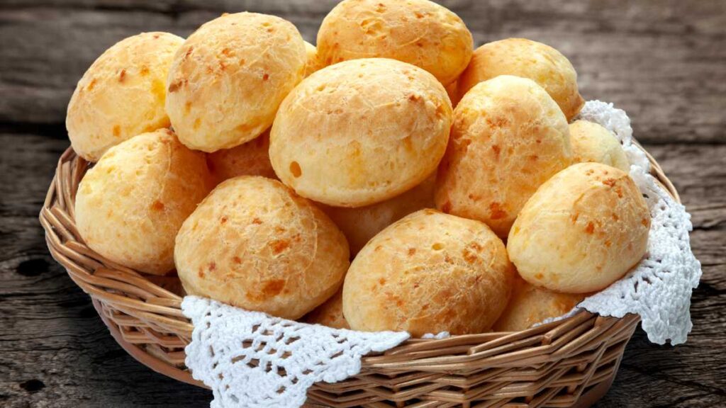 como assar pão de queijo congelado