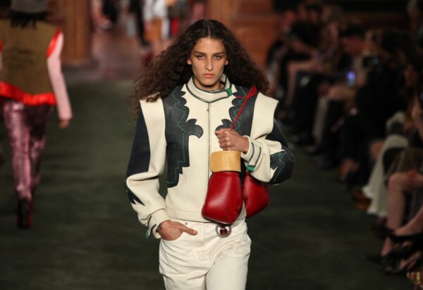 Louis Vuitton mistura babados, couro e pop art em NY